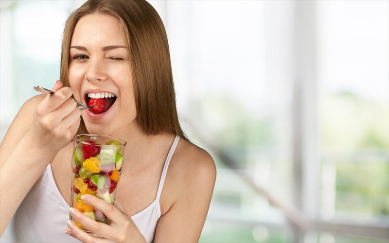 pote-prepei-na-trome-ta-frouta-o-eidikos-apanta