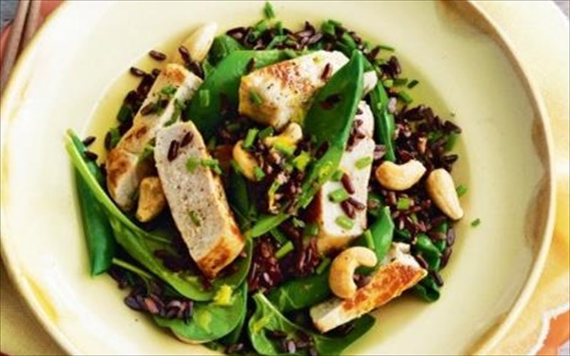 salata-me-mauro-ruzi-xoirino-kai-kasious-apo-tin-eidiko