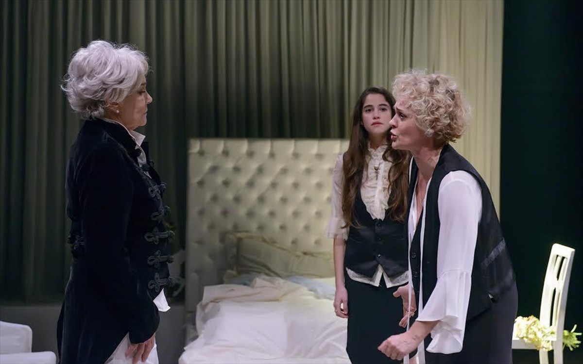 treis-psiles-ginaikes1