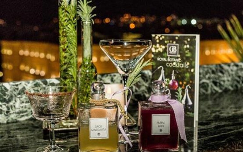 sto-gb-roof-garden-bar-serbiroun-kokteil-se-mpoukali-aromatos