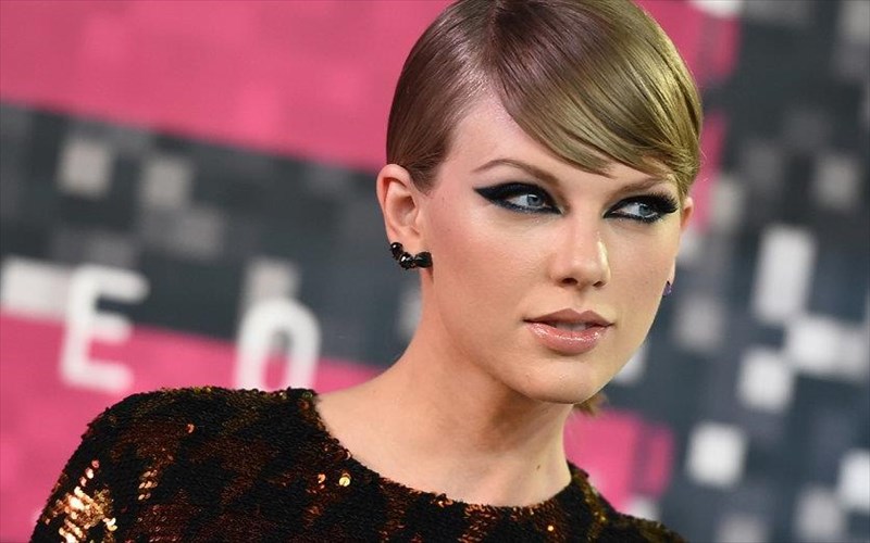 suntoma-tha-kukloforisei-to-gorgeous-tis-taylor-swift