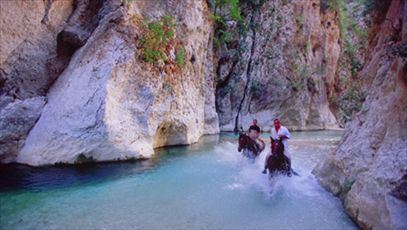 axerontas-o-arxaios-potamos-tou-thanatou-mageuei-me-tis-omorfies-tou-arxaios-potamos-tou-thanatou-mageuei-me-tis-omorfies-tou