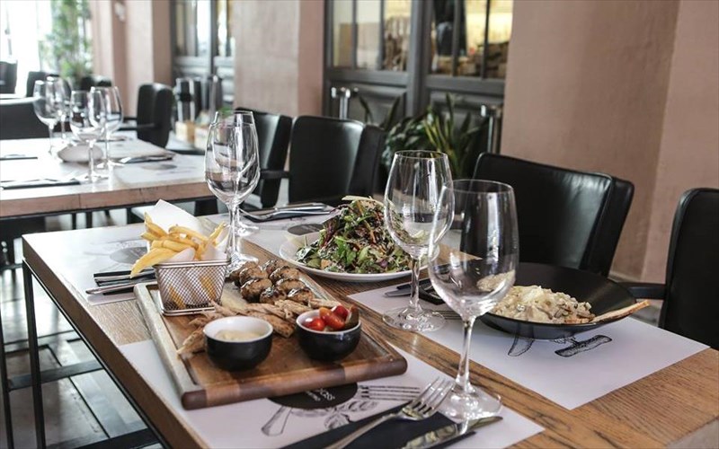 to-by-the-glass-upodexetai-ton-stelio-mpoutari-kai-ta-agapimena-tou-krasia