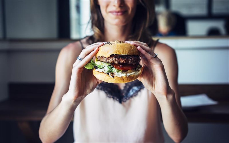 alitheia-trote-mono-otan-peinate