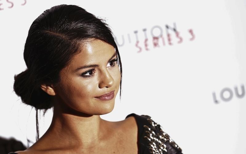 i-selena-gomez-mila-gia-tin-metamosxeusi-pou-tis-esose-ti-zoi