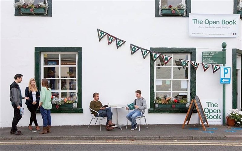 to-open-book-xarizei-mia-diaforetiki-taksidiotiki-empeiria-stous-bibliofagous