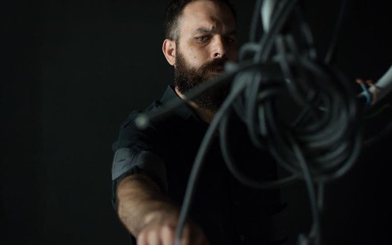 ena-stand-up-one-man-show-sto-apo-mixanis-theatro