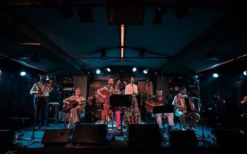 oi-gadjo-dilo-kai-o-baggelis-germanos-stinoun-diplo-paixnidi-baggelis-germanos-stinoun-diplo-paixnidi