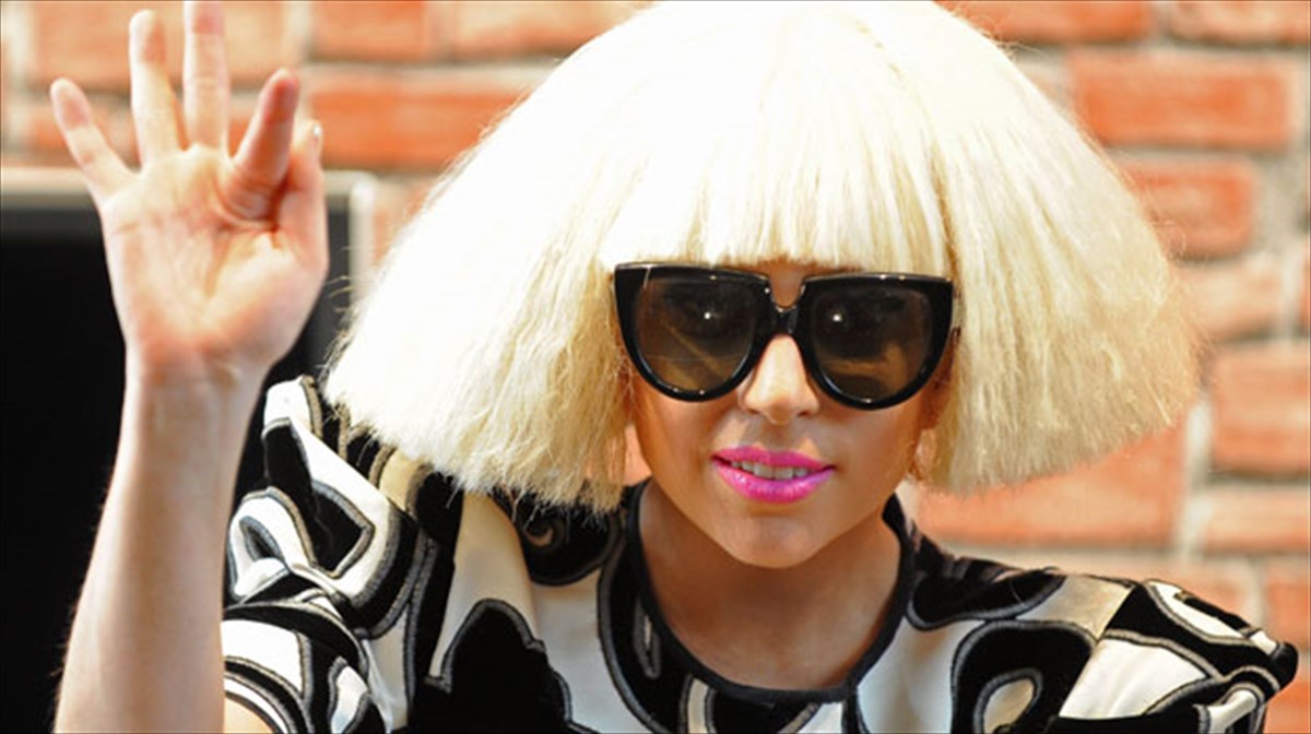 h-lady-gaga-megali-nikitria-ton-mtv-ema-2010