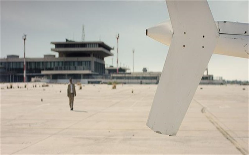 mia-omada-neon-fotografon-anabionei-tis-mnimes-tou-ellinikou-sto-emst