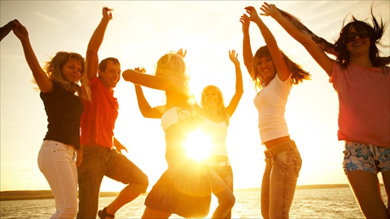 10-trela-hostels-gia-ksefreno-party