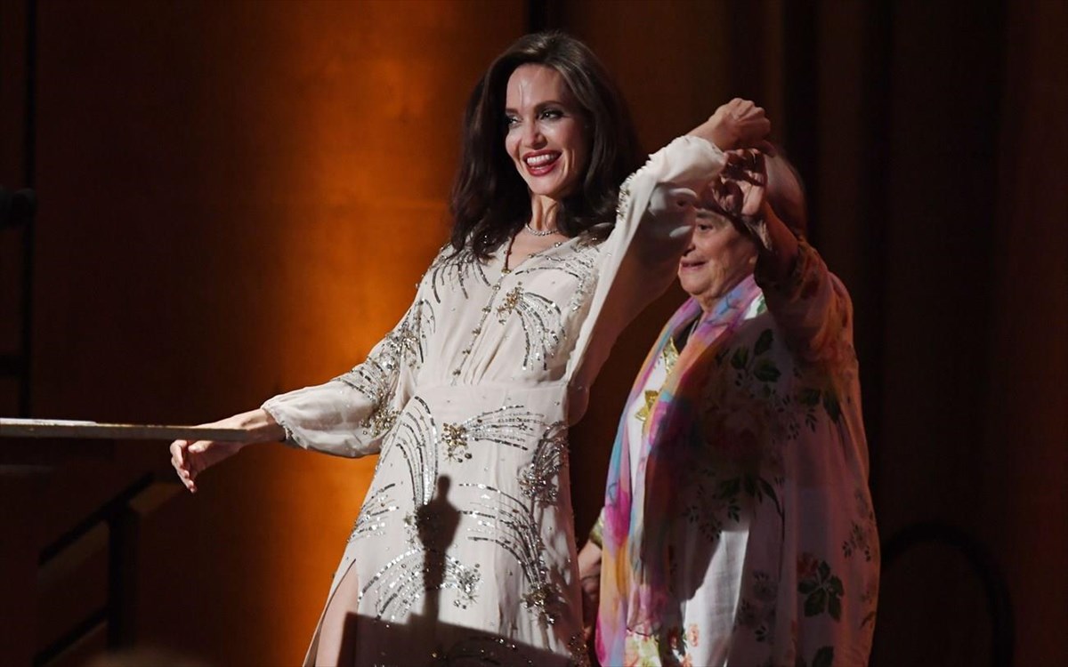 angelina-jolie-dancing-on-stage-governor-awards