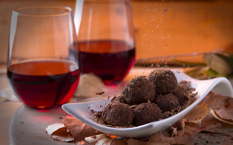 to-mustiko-tis-neotitas-brisketai-sti-sokolata-kai-to-kokkino-krasi