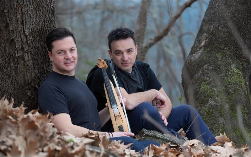 o-konstantinos-kai-o-matthaios-tsaxouridis-gia-mia-monadiki-emfanisi-stin-athina-matthaios-tsaxouridis-gia-mia-monadiki-emfanisi-stin-athina