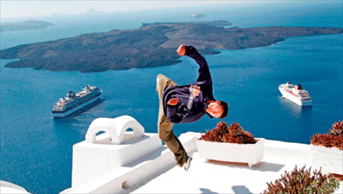 i-santorini-sto-epikentro-tou-kosmou-me-to-red-bull-art-of-motion