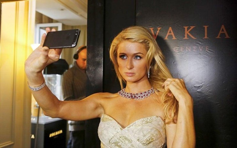 einai-i-paris-hilton-efeuretria-tis-selfie-paris-hilton-efeuretria-tis-selfie
