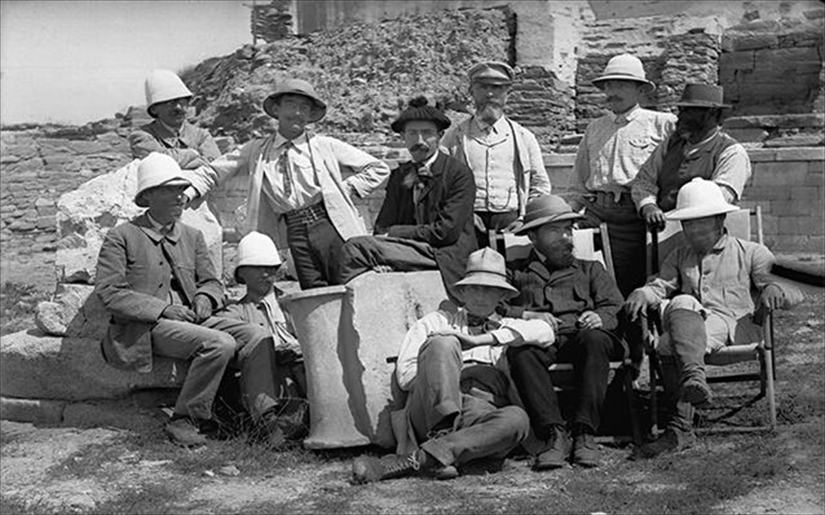 kukladika-stigmiotupa-apo-ta-mnimeia-kai-tous-anthropous-tous