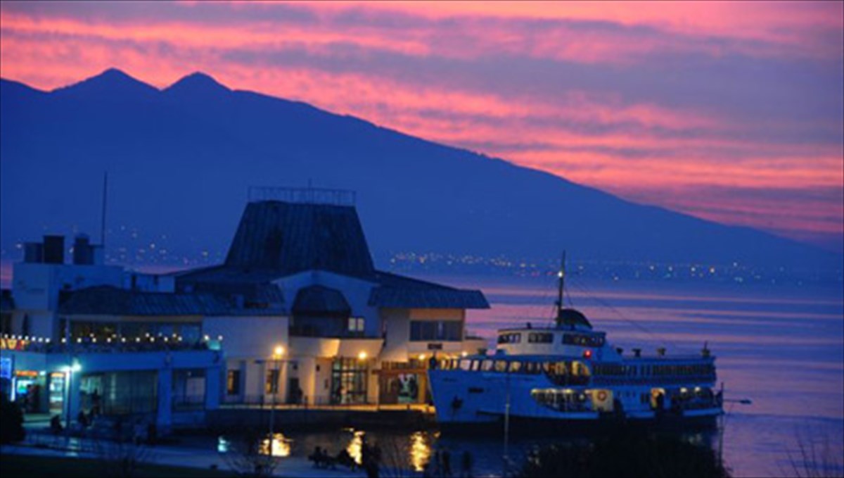 smurni-koitazontas-ti-xio-kai-anapolontas-tin-ellada