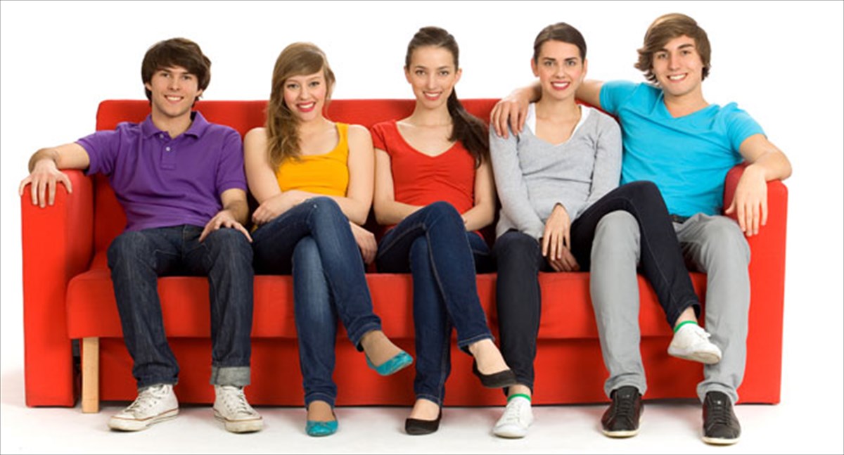 couchsurfing-o-guros-tou-kosmou-me-enan-kanape