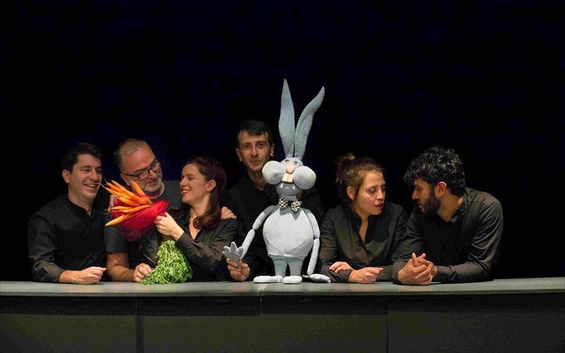 agisilaos-o-kalofagas-lagos-sunexizei-tis-parastaseis-kai-ta-kamomata-tou