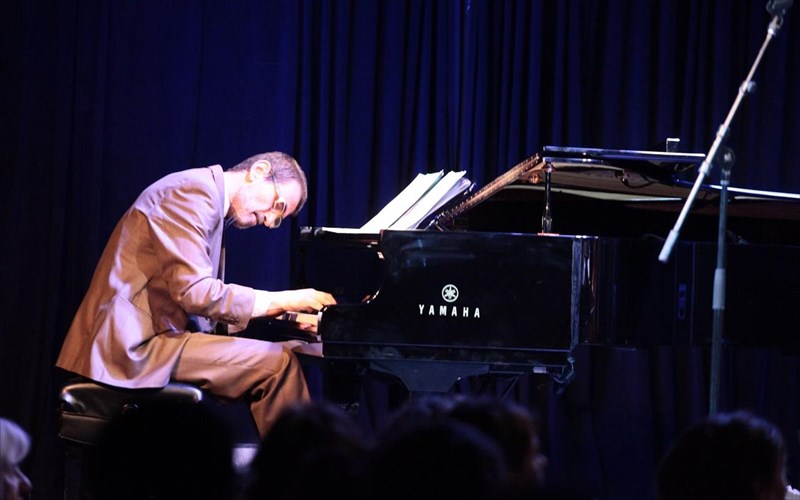 o-gorgos-kontrafouris-me-to-baby-trio-se-mia-tzaz-bradia-sto-taf