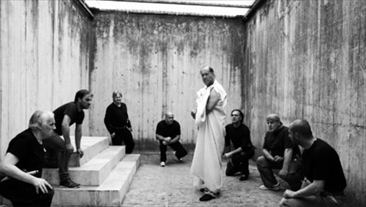 kritiki-tainias-o-kaisaras-prepei-na-pethanei