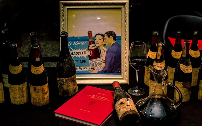 kaname-ena-taksidi-sto-xrono-me-to-istoriko-krasi-naoussa-mpoutari