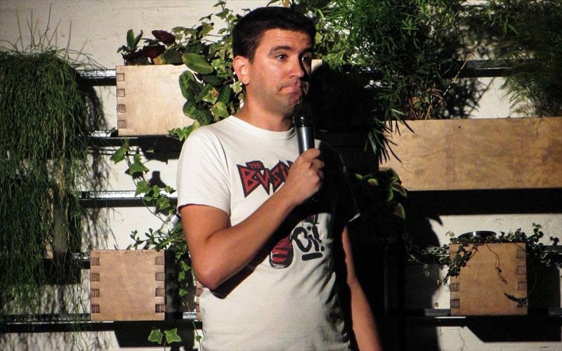 mia-stand-up-comedy-parastasi-duo-se-ena-erxetai-sto-abaton