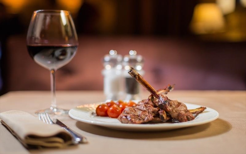 pos-na-paraggeilete-sosta-krasi-se-ena-estiatorio