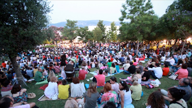 nuxterines-melodikes-periigiseis-ston-kipo-tou-megarou