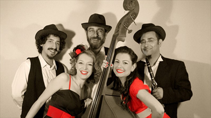 duo-mousika-sximata-periplanontai-sto-half-note