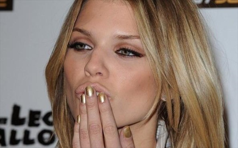 to-xruso-mas-pigainei-sta-akra