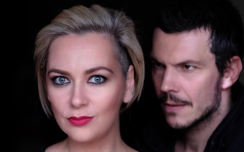 kainourgio-kokkino-me-antonopoulou-papazisi-sto-theatro-tzeni-karezi-papazisi-sto-theatro-tzeni-karezi