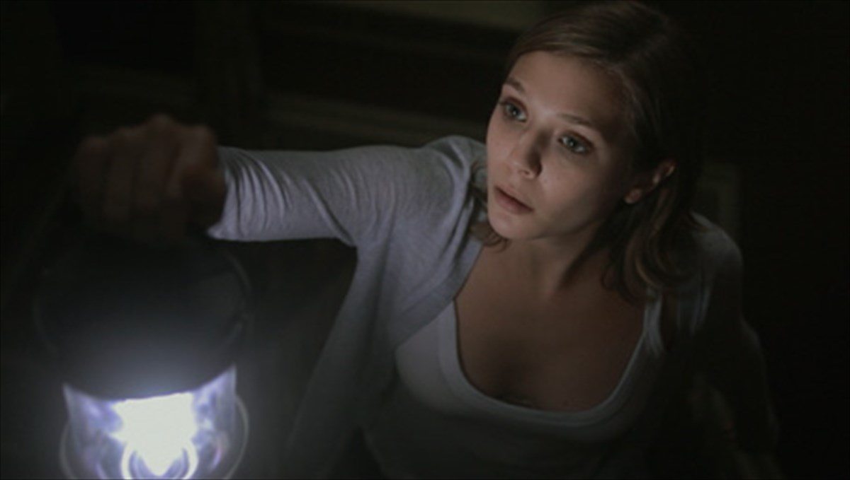 i-kamera-akolouthei-to-monopati-tou-tromou