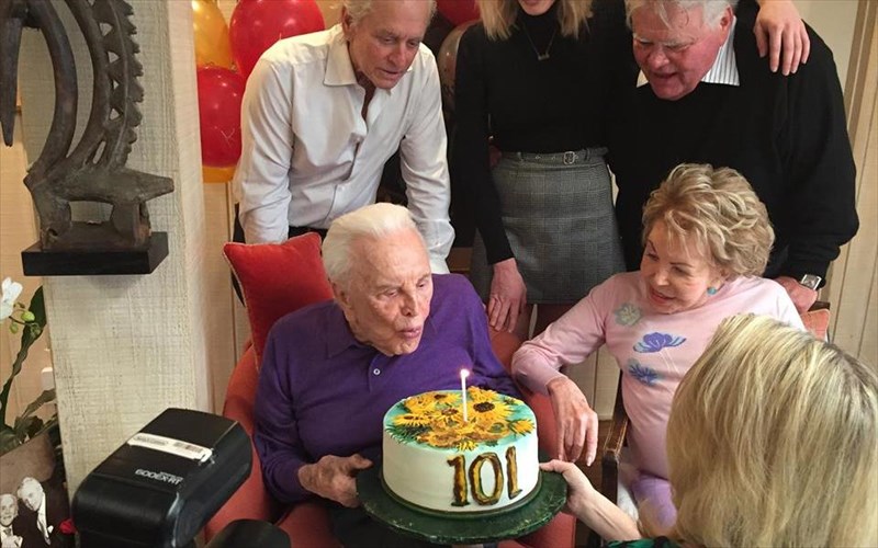 oikogeneiaki-upothesi-ta-101a-genethlia-tou-kirk-douglas