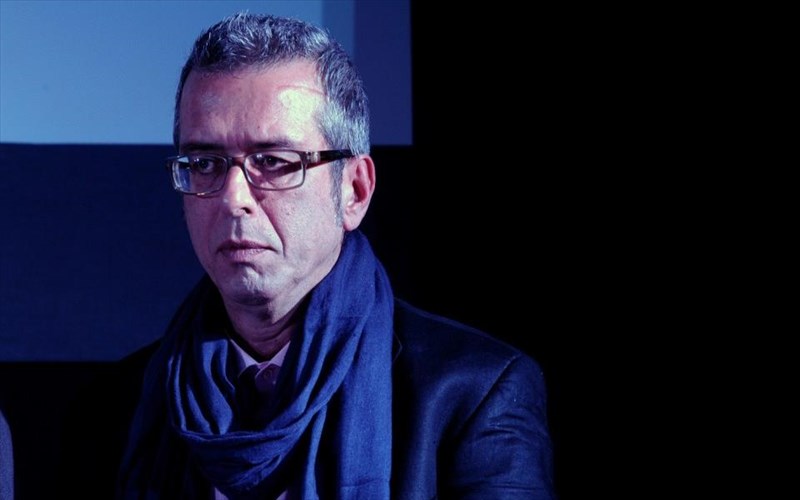 o-paulosth-kagios-thumatai-ti-xronia-pou-eftiakse-ta-pio-zilemena-xristougenniatika-parathura-tis-geitonias