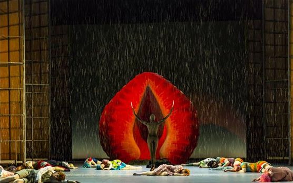 i-oraia-koimomeni-oraia-koimomeni