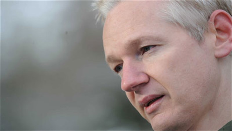 Julian-assange-poios-tha-ton-ermineusei-sti-megali-othoni