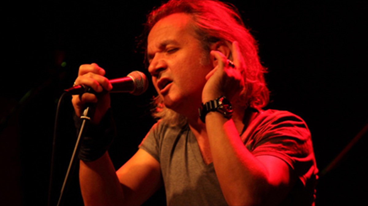 o-xristos-thibaios-mpleketai-me-tin-country-kai-ta-blues