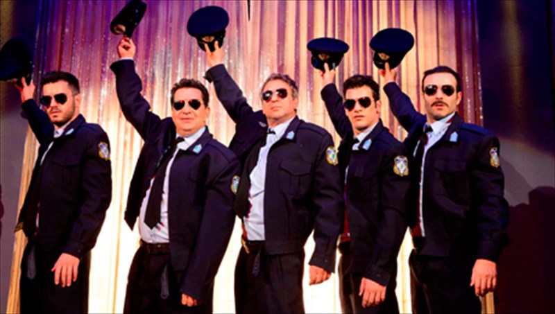 pente-andres-xoreuoun-to-striptiz-tis-krisis