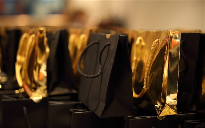 to-nJv-athens-plaza-moirazei-dora-sta-paidia-tis-mandras