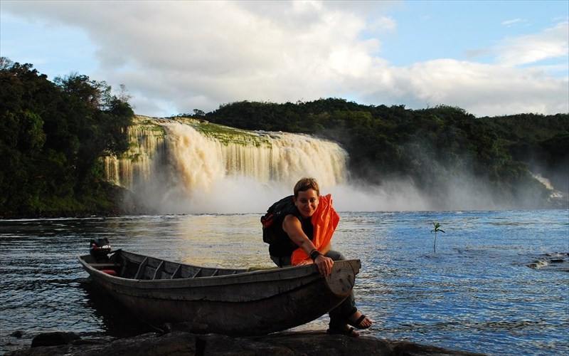 i-lena-dibani-mas-apokaluptei-ti-emathe-perpatontas-ston-kosmo