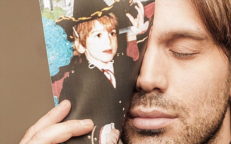 o-manos-karatzogiannis-tetoies-meres-thumatai-ksana-pos-mono-i-agapi-den-einai-kalpiki-agapi-den-einai-kalpiki