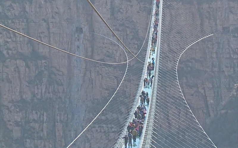 i-megaluteri-gualini-gefura-tou-kosmou-brisketai-stin-kina