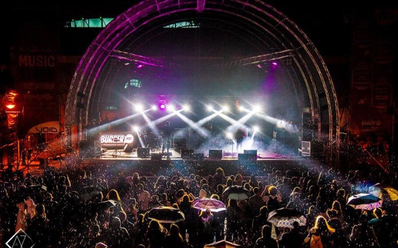 oi-wedding-singers-se-mia-epithesi-xorou-me-basi-ta-90s