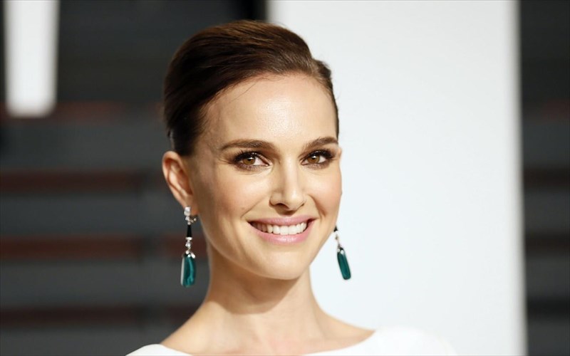 h-natalie-portman-bazei-plori-gia-to-diastima