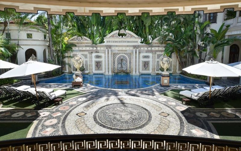 exete-dei-pos-moiazei-to-ksenodoxeio-versace