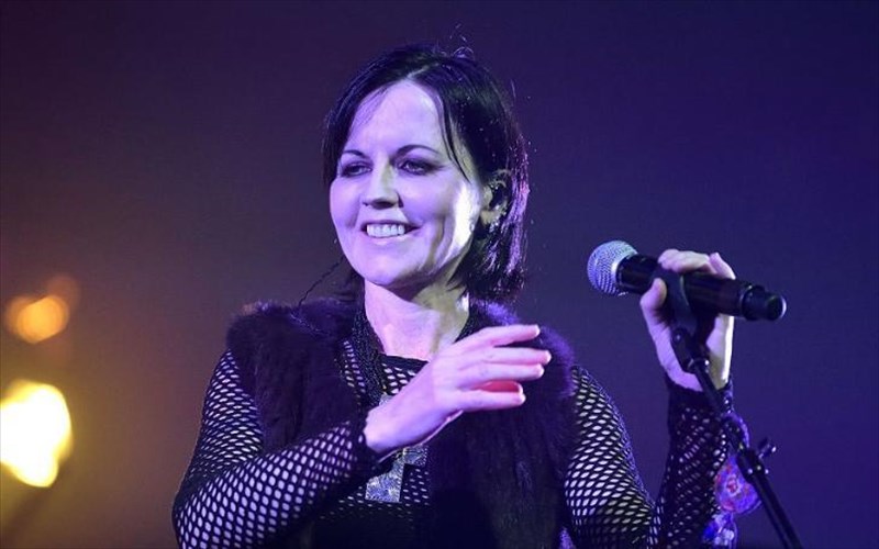 pethane-i-dolores-oriordan-tragoudistria-ton-cranberries-dolores-oriordan-tragoudistria-ton-cranberries