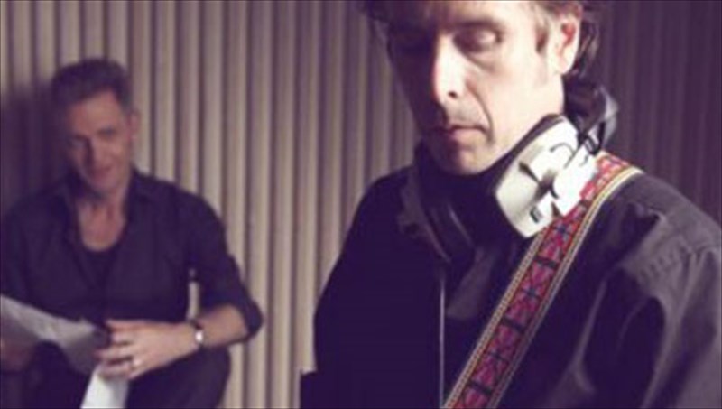 ena-diplo-rok-en-rol-parti-sto-gagarin-205