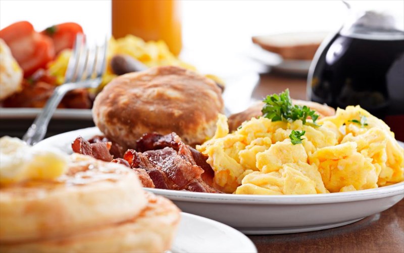 to-kuriakatiko-brunch-tou-parliament-sunexizetai